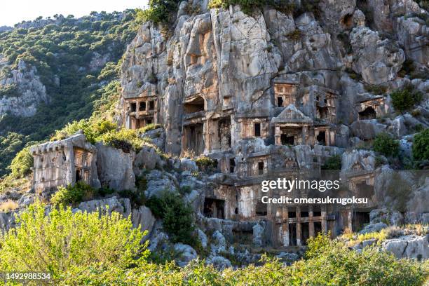 antike königsgräber in der antiken lykischen stadt myra in demre, provinz antalya in der türkei - republic of cyprus stock-fotos und bilder