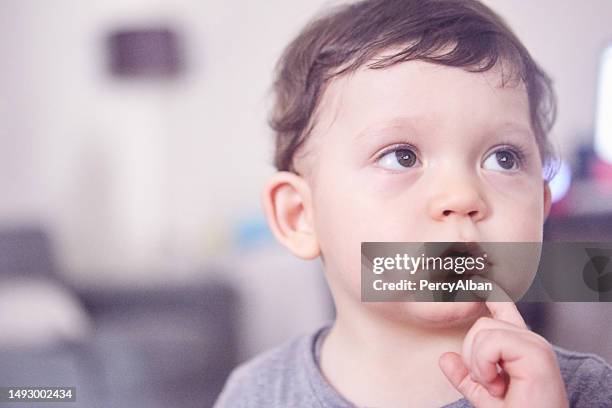 幼児の眺め - 指をくわえる ストックフォトと画像