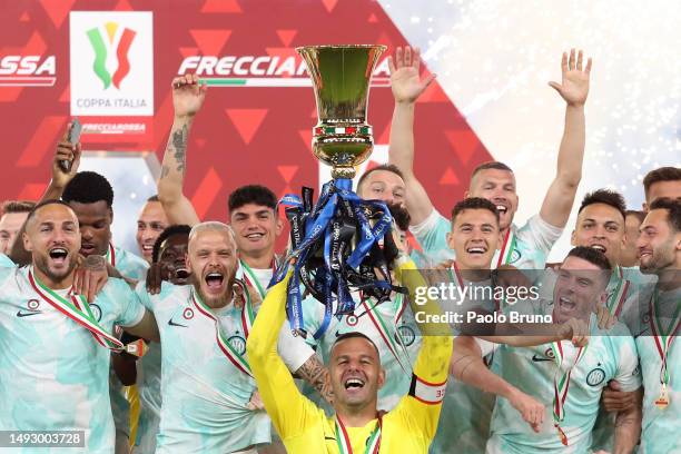 Samir Handanovic of FC Internazionale lifts the Coppa Italia trophy after their side's victory in the Coppa Italia Final match between ACF Fiorentina...