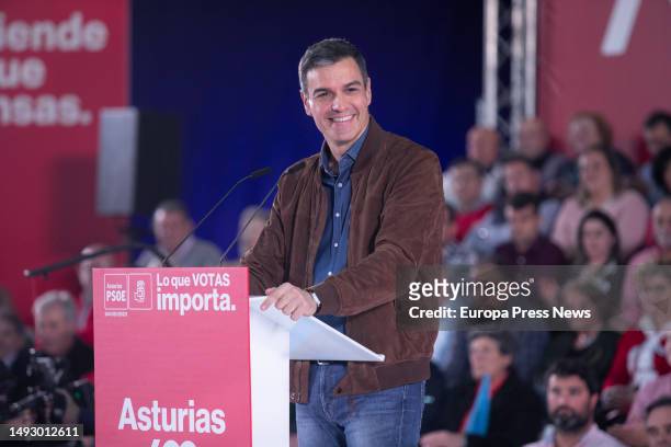 The secretary general of the PSOE and president of the Spanish government, Pedro Sanchez, speaks during a campaign event at the Recinto Ferial on May...