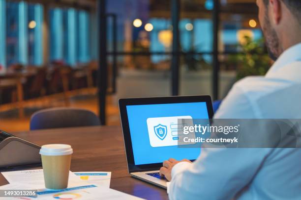 empresário fazendo login em um site protegido por senha. - defender - fotografias e filmes do acervo