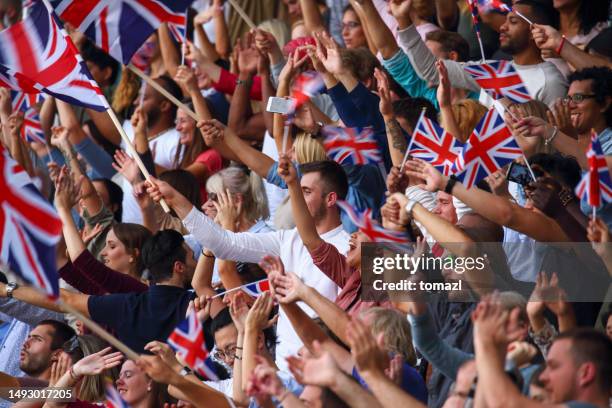 zuschauer auf einem stadion mit britischen flaggen - england stock-fotos und bilder