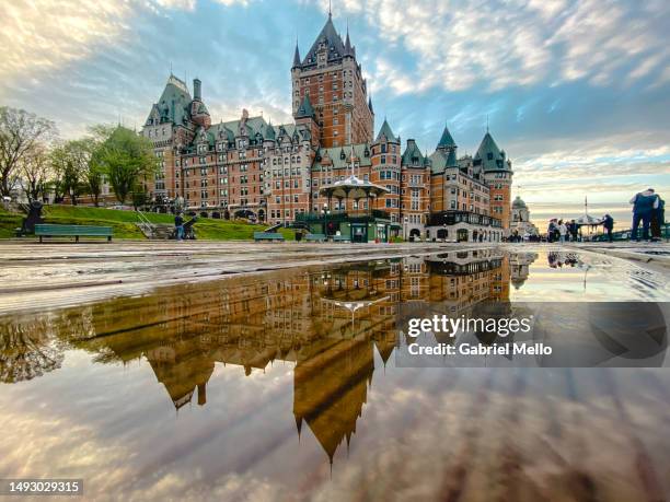 reflections of le chateau frontenac in quebec city - ville de québec photos et images de collection