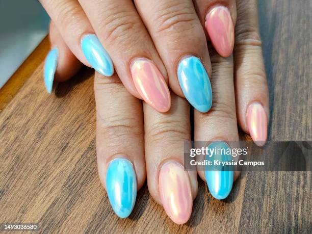 long fingernails in light blue and pink iridescent colors - long fingernails imagens e fotografias de stock