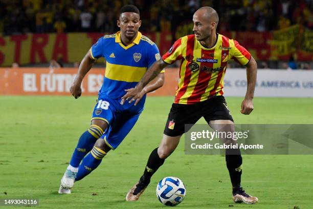 Juan Pablo Zuluaga of Deportivo Pereira vies for the ball with Frank Fabra of Boca Juniors during the Copa CONMEBOL Libertadores 2023 group F match...