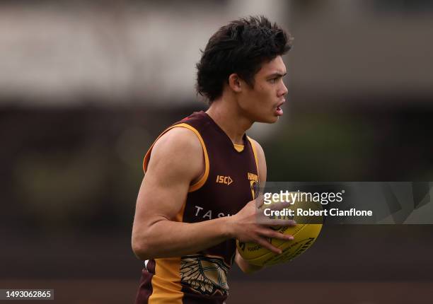 HJoshua Bennetts of the Hawks controls the ball during a Hawthorn Hawks AFL training session at Waverley Park on May 25, 2023 in Melbourne, Australia.
