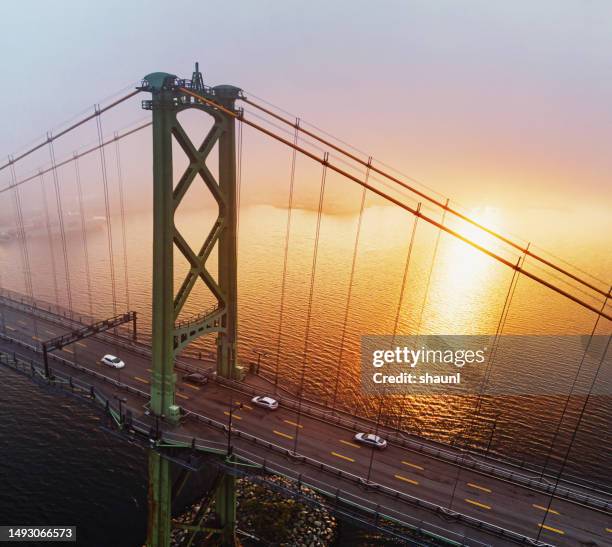 bridge rodeado de niebla bank - nueva-escocia fotografías e imágenes de stock