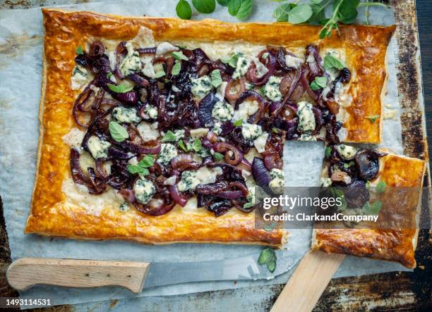 rote zwiebel-tarte - blätterteig stock-fotos und bilder