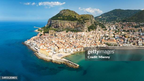 cefalù sizilien insel italien cefalù sommerpanorama - tyrrhenisches meer stock-fotos und bilder