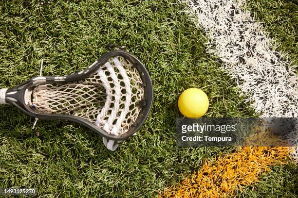nahaufnahme von lacrosse scoop und ball auf dem feld. - lacrosse stock-fotos und bilder