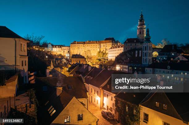 český krumlov old town at night, south bohemia, czech republic - cesky krumlov stock pictures, royalty-free photos & images