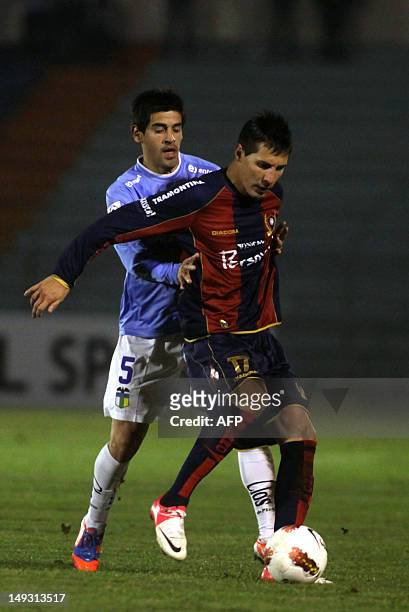Chilean O'higgins' footballer Julio Barroso vies for the ball with Paraguayan Cerro Porteno's Carlos Bonet during their 2012 Copa Sudamericana...