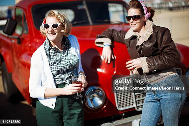 women drinking wine in car lot - autoshow 個照片及圖片檔