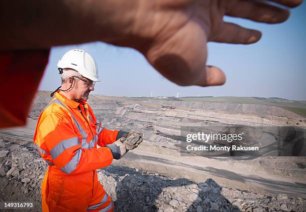geologist inspecting rock in opencast coalmine - mining natural resources - fotografias e filmes do acervo