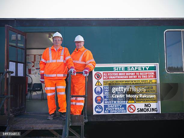 portrait of opencast colaminers standing next to health and safety sign - tijdelijk gebouw stockfoto's en -beelden