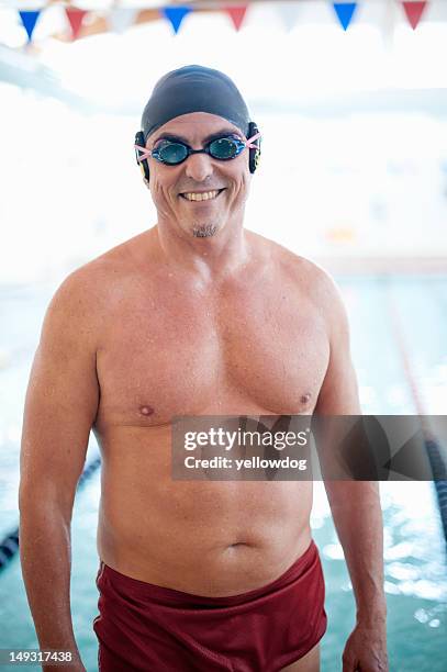 man wearing swim gear at pool - torse photos et images de collection