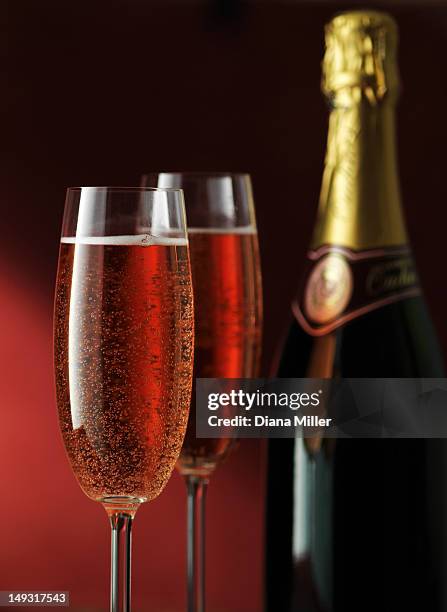 close up of glasses of sparkling wine - champagner gläser mit flasche unscharfer hintergrund stock-fotos und bilder