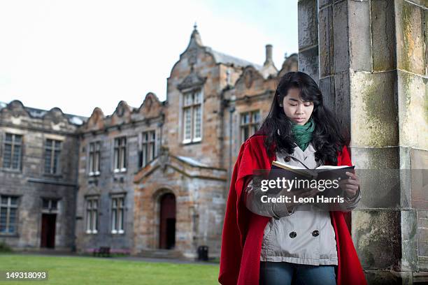 university student in traditional cape - st andrews schotland stockfoto's en -beelden