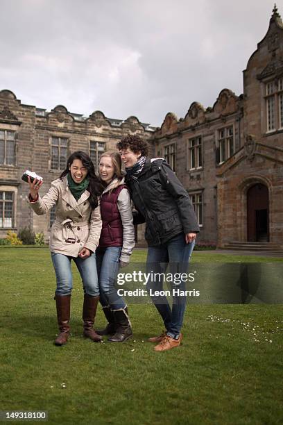 students laughing together on campus - st andrews scotland �個照片及圖片檔