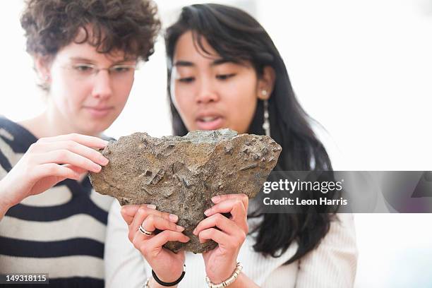 studenten, die arbeiten in geologie lab - geologie stock-fotos und bilder