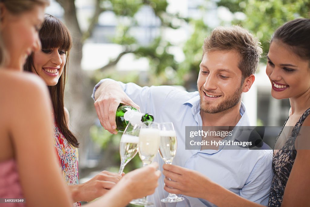 Amis boire ensemble au champagne