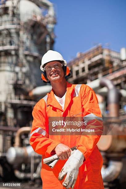 arbeiter mit handschuhen in ölraffinerie - chemieingenieurwesen stock-fotos und bilder