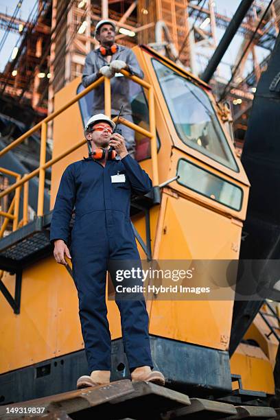 trabalhador com walkie talkie no local - walkie talkie imagens e fotografias de stock