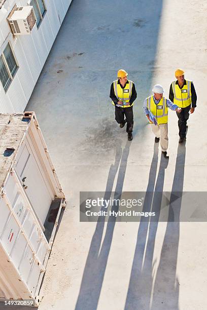 casting las sombras de los trabajadores en el hotel - casco herramientas profesionales fotografías e imágenes de stock