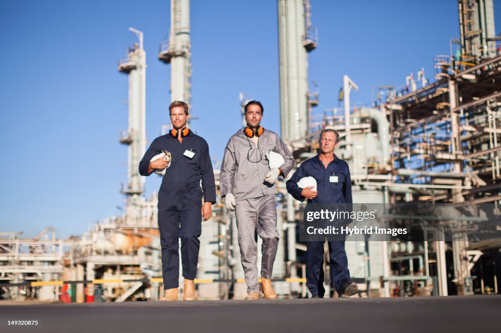 Trabalhadores Andar na Refinaria de Petróleo