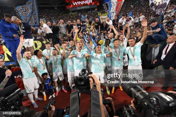 Internazionale players pose with the trophy in front of the fans following the 2-1 victory in the Coppa Italia Final between ACF Fiorentina and FC...