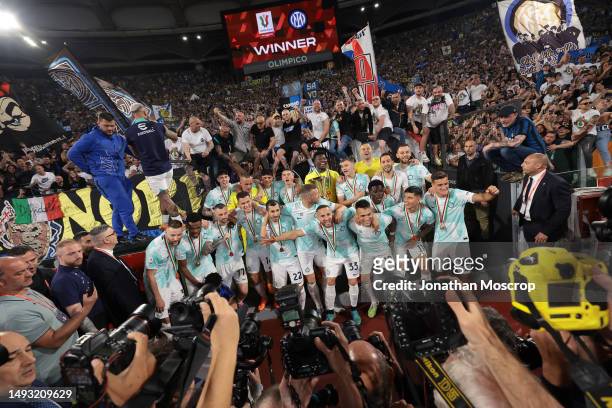 Internazionale players pose with the trophy in front of the fans following the 2-1 victory in the Coppa Italia Final between ACF Fiorentina and FC...