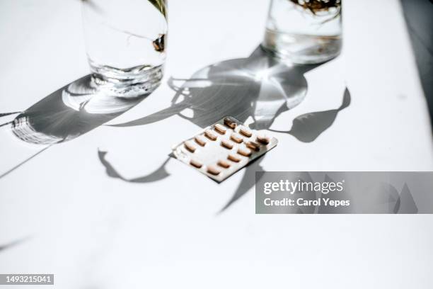 blister of pills - paracetamol stockfoto's en -beelden