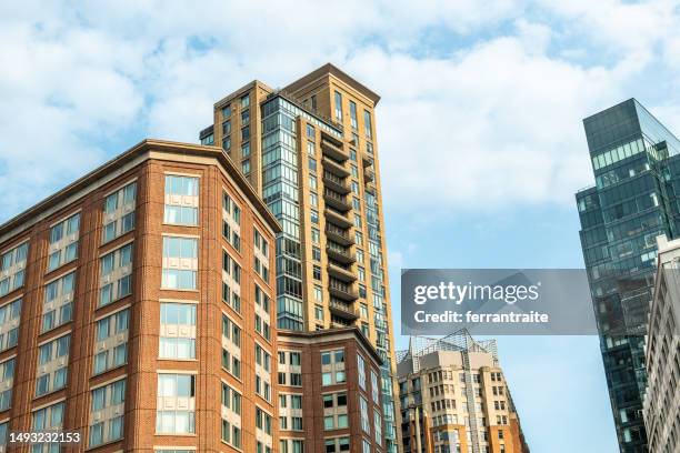edificios de apartamentos en el centro de baltimore - baltimore maryland fotografías e imágenes de stock