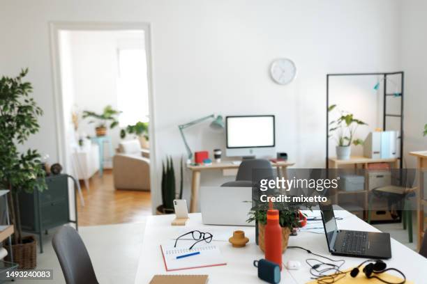 kleines, modernes büro ohne menschen - leerer schreibtisch stock-fotos und bilder