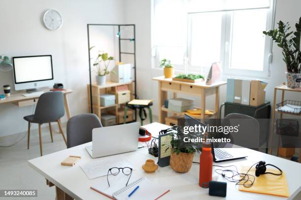 petit bureau moderne sans personne - bureau vide photos et images de collection