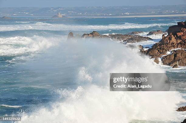 st.ouen's bay,jersey. - telelens stockfoto's en -beelden