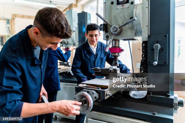 grupo de jóvenes en formación profesional técnica - pieza de máquina fotografías e imágenes de stock