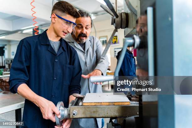 teenage boy in technical vocational training with teacher - praktikant bildbanksfoton och bilder