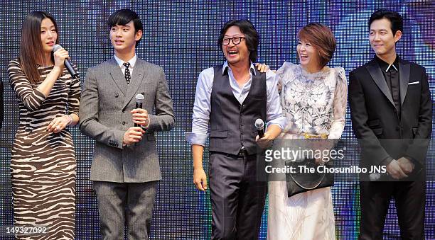 Jeon Ji-Hyun, Kim Soo-Hyun, Kim Yun-Seok, Kim Hye-Soo, and Lee Jung-Jae pose for photographs upon arrival during the 'The Thieves' Red Carpet at...