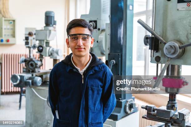 porträt eines technischen berufsausbildungsstudenten - metall fräsen stock-fotos und bilder
