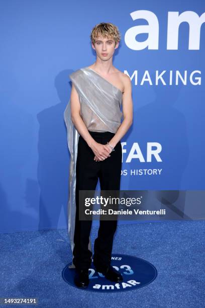 Troye Sivan attends the amfAR Cannes Gala 2023 at Hotel du Cap-Eden-Roc on May 25, 2023 in Cap d'Antibes, France.