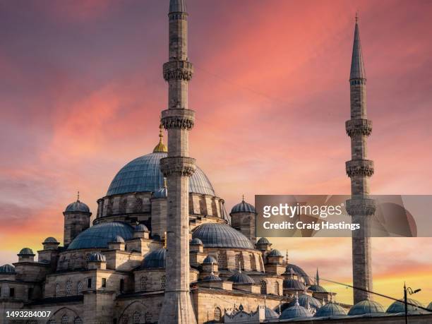 yeni cami (new mosque) in istanbul, turkey - minaret stockfoto's en -beelden