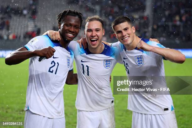 Daniel Oyegoke, Harvey Vale and Ronnie Edwards of England pose for a photo at the end of the FIFA U-20 World Cup Argentina 2023 Group E match between...