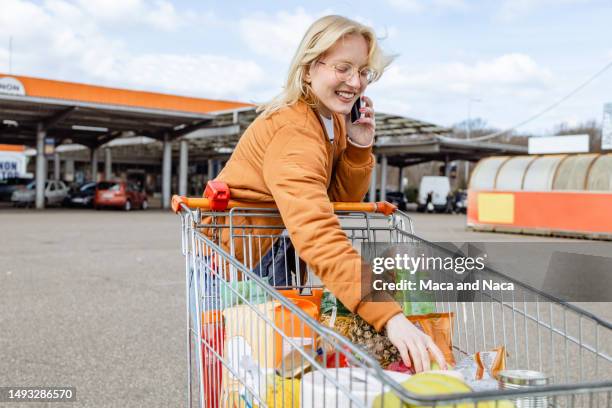 keine sorge, ich habe alles von der liste gekauft - einkaufskorb stock-fotos und bilder