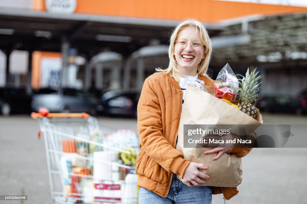 Porträt einer Frau nach dem Supermarkteinkauf