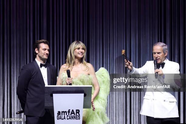 Alex Pettyfer, Heidi Klum and Simon de Pury speak on stage during the amfAR Cannes Gala 2023 at Hotel du Cap-Eden-Roc on May 25, 2023 in Cap...