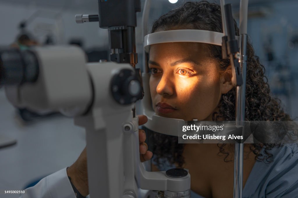 Mujer realizando un examen de la vista
