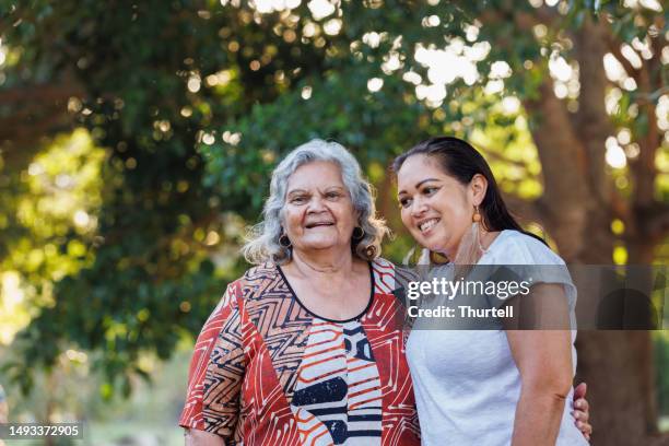 ältere australische aborigine-mutter mit erwachsener tochter - indigenes volk stock-fotos und bilder