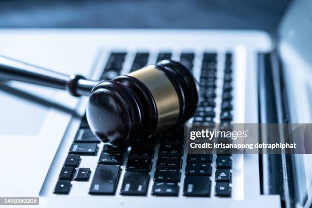 judge gavel on the laptop. - oordeel juridische procedure stockfoto's en -beelden