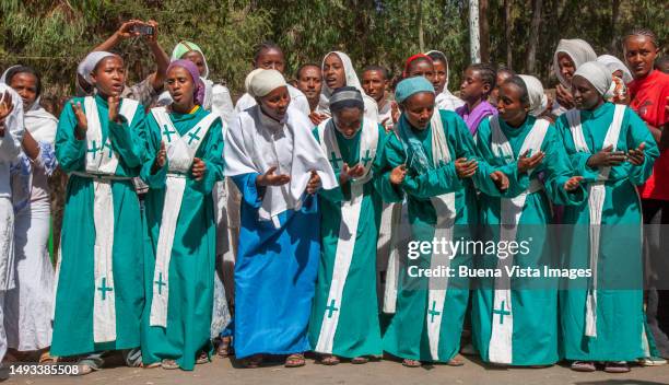 ethiopia. local women singing during a religious celebration. - misa fotografías e imágenes de stock